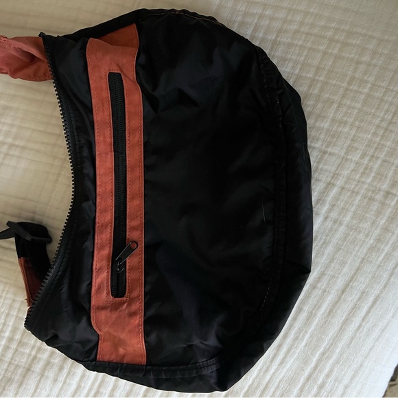 Baggu crescent in Rhubarb - Picture 6 of 7